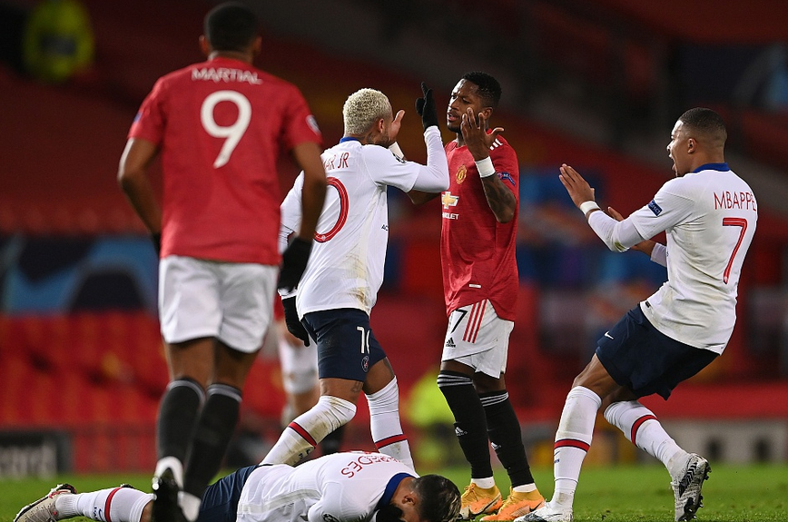  巴黎圣日耳曼训练开放日，清晨官宣签约引欢呼，欧篮联在即，球队文化再被提及