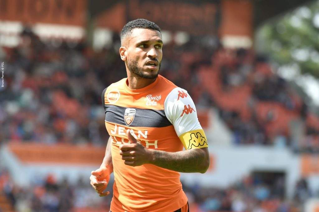  巴黎圣日耳曼训练开放日，清晨官宣签约引欢呼，欧篮联在即，球队文化再被提及